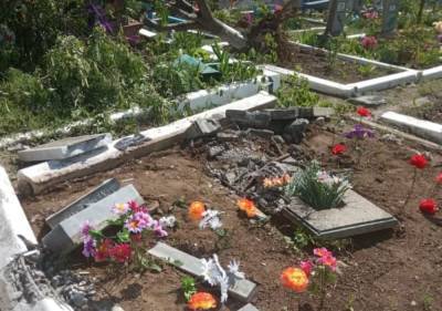 На танке по могилам: боевики в ОРЛО разгромили кладбище - vchaspik.ua - Перевальск