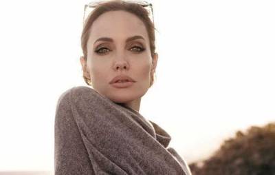 Анджелина Джоли - Анджелина Джоли с челкой поразила новым дерзким образом: "Сразу помолодела" - sport.politeka.net