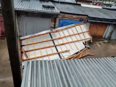 Сорвал крыши и повалил деревья: по Ухте и Сосногорску прошелся ураган - bnkomi.ru - Сосногорск - Ухты