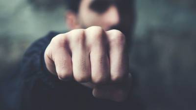 Устроившие жесткую драку с тиктокерами отец и сын назвали свои действия самообороной - 5-tv.ru - Санкт-Петербург
