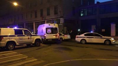 Видео: петербуржец влетел в забор в ходе погони со стрельбой из-за зажигалки - 5-tv.ru - Санкт-Петербург