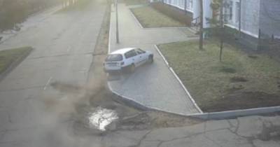 Авто на скорости въехало в здание администрации Комсомольска-на-Амуре - ren.tv