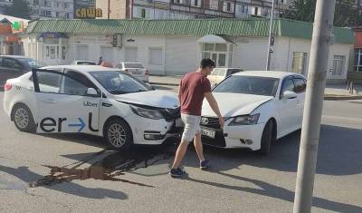 Lexus - В Тюмени на улице Олимпийской столкнулись Lexus и такси - nashgorod.ru - Тюмень