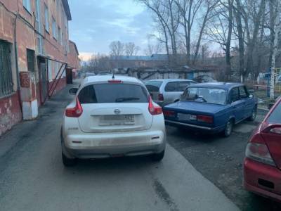 Кемеровчанин заблокировал выезд с парковки и получил штраф из-за фото очевидца - gazeta.a42.ru - Кемеровская обл.