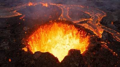 Видео: вулкан красочно извергается неподалеку от столицы Исландии - 5-tv.ru - Исландия - Рейкьявик