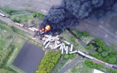 В США сошел с рельсов поезд, перевозивший опасные химикаты: вспыхнул пожар - vchaspik.ua - штат Айова