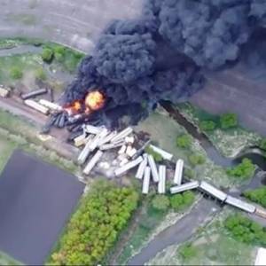 В США поезд, перевозивший химикаты, потерпел крушение. Видео - reporter-ua.com - США