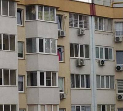 "До беды недалеко": маленькую девочку заметили стоящей в окне на большой высоте, фото - politeka.net - Одесса - Одесская обл.