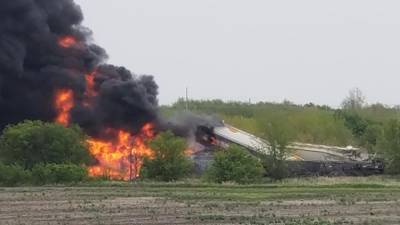 В США поезд с химикатами сошел с рельсов и загорелся: видео - 24tv.ua