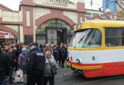 Ударили ножом и сбежали: возле Привоза девушки напали на парня, фото - politeka.net - Одесская обл.