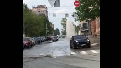 На улице Мичурина в Новосибирске из-под земли забил большой фонтан - runews24.ru - Новосибирск