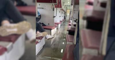 В поезде Укрзализныци прорвало прогнившую трубу: пассажиры ехали в потопе (фото, видео) - focus.ua - Одесса - Ивано-Франковск