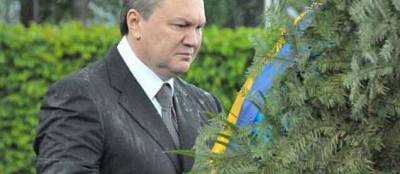 Дмитрий Медведев - Виктор Янукович - Янукович и венок: прошло ровно 11 лет с момента «нападения». Эпичное видео - w-n.com.ua