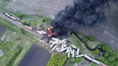 В США сошел с рельсов поезд с опасными химикатами - piter.tv - США - штат Айова