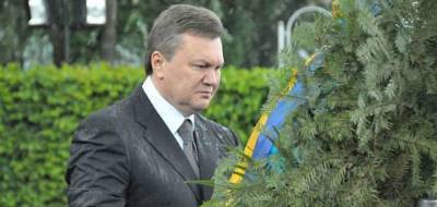 Дмитрий Медведев - Виктор Янукович - Годовщина "нападения елки" на Януковича: курьезное видео - vchaspik.ua