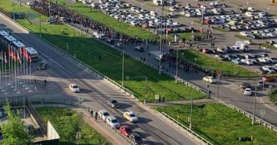 Владимир Путин - В Подмосковье мигранты перекрыли дорогу из-за очереди в миграционный центр - readovka.ru - Санкт-Петербург - Московская обл.
