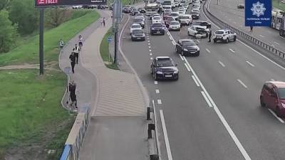 В Киеве Toyota перевернулась, зацепив на дороге оборванные провода - piter.tv - місто Киев - місто Санкт-Петербург