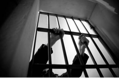 В Петербурге осудили мужчин, вымогавших с помощью палки деньги у сокамерника - spb.mk.ru - Ленинградская обл. - Санкт-Петербург