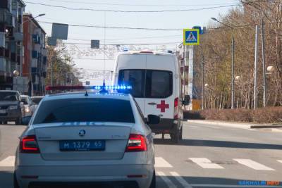 Двое водителей не захотели уступать дорогу скорой помощи в Южно-Сахалинске - sakhalin.info - Южно-Сахалинск