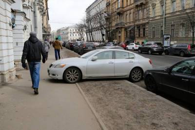 Олег Зотов - Петербуржцы пожаловались на парковку во дворах более 1000 раз за два дня - neva.today - Санкт-Петербург