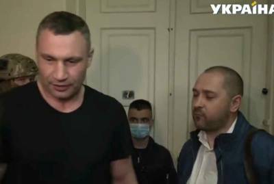 Виталий Кличко - Силовики, находившиеся в подъезде дома Кличко, заявили, что пришли не к нему - kp.ua - Киев