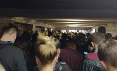 Люди устроили давку из-за "работы" метро в Киеве, фото: "Огромная толпа и никакой дистанции" - politeka.net - Киев