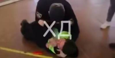 Полицейский до сотрясения мозга побил парня без маски на автовокзале – видео происшествия в Днепре - ТЕЛЕГРАФ - telegraf.com.ua - Львовская обл.