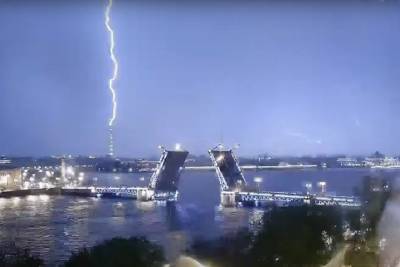 Момент удара молнии по петербургской телебашне попал на видео - vm.ru - Санкт-Петербург