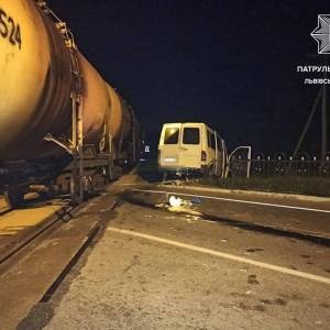 На Львовщине пьяный водитель микроавтобуса спровоцировал ДТП с тремя авто и локомотивом. Фото - reporter-ua.com - Львовская обл. - Тернополь