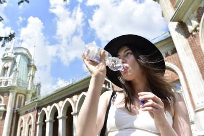 Москвичам из-за жары стали бесплатно раздавать воду на станциях метро и МЦК - vm.ru - Москва