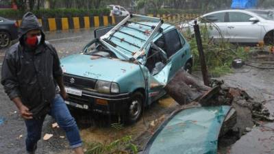 На Индию обрушился мощный циклон: есть погибшие (видео) - vchaspik.ua - India - штат Гуджарат - Reuters