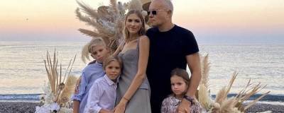 Александр Лебедев - Лена Перминова показала лицо новорожденного сына - runews24.ru
