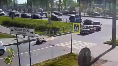 На пешеходном переходе на Пискарёвском проспекте водительница автомобиля сбила велосипедиста-школьника - piter.tv