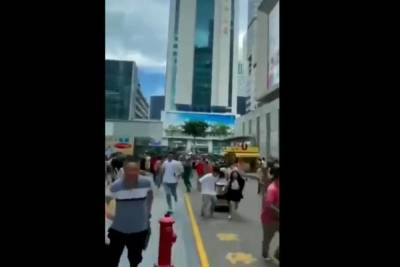 В Китае накренился 73-этажный небоскреб: Люди выскакивали в панике - mk.ru - Шэньчжэнь