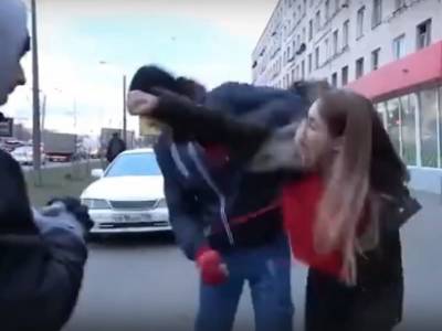 В Петербурге девушка-водитель избила активиста «СтопХама» за наклейку - bloknot.ru - Санкт-Петербург - район Кировский, Санкт-Петербург