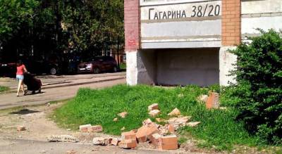 «Стал рассыпаться»: в Ярославле обрушилась часть многоэтажки - progorod76.ru - Ярославская обл. - Ярославль