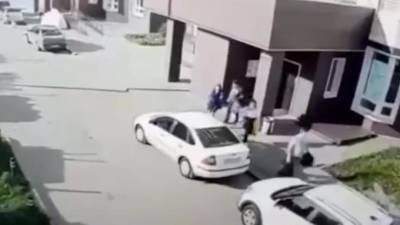 В Подмосковье автомобиль наехал на своего водителя - piter.tv - Московская обл. - Домодедово