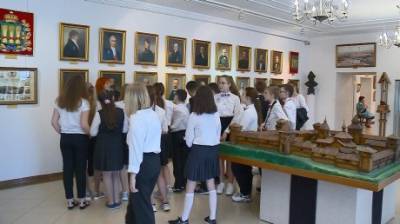 В Пензе школьников ознакомили с историей Губернаторского дома - penzainform.ru - Пенза