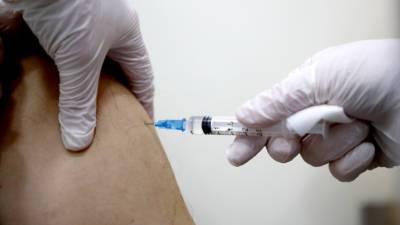 Максим Драгнев - Укол на работе: на автозаводе в Калининграде прошла вакцинация от коронавируса - mir24.tv - Калининград