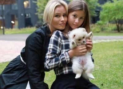 Дана Борисова - 13-летняя дочь Даны Борисовой нанесла себе увечья в школьном туалете - province.ru