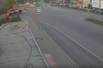 Водитель легковушки не пропустил пожарную машину в Петрозаводске - karel.mk.ru - Петрозаводск - республика Карелия