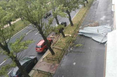 Во время вчерашнего урагана в Петербурге пострадали двое горожан - runews24.ru - Санкт-Петербург
