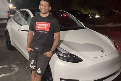 Илона Маску - Тони Фергюсон - Боец UFC получил бесплатную Tesla после брошенного Илону Маску вызова - lenta.ru - Иран