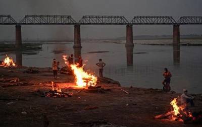 В Индии на берег реки вынесло сотни мертвецов - korrespondent.net - Индия