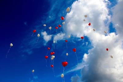 Денис Буцаев - Школьников призывают прекратить запуск воздушных шаров на выпускных – Учительская газета - ug.ru - Экология