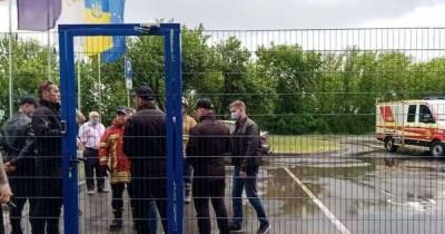 Перепутали адрес. Полиция Сумщины пыталась прорваться в компанию под Днепром (видео) - focus.ua - Сумская обл. - Днепропетровская обл. - Днепр