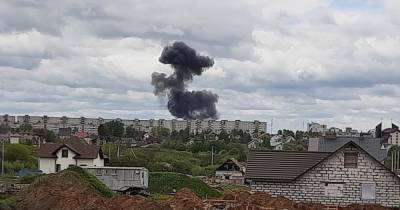 Военный самолет упал на жилой район в Беларуси, есть жертвы (ФОТО, ВИДЕО) - dsnews.ua