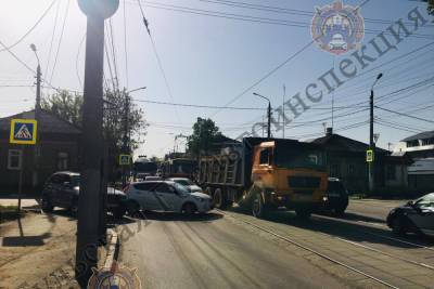 В Туле на Демидовской плотине девушка с ребенком попали под машину - tula.mk.ru - Тула