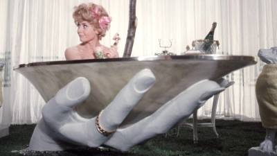 Брижит Бардо - Самые красивые ванные в кино — от «Клеопатры» до «Отпуска по обмену» - skuke.net