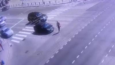 В центре Екатеринбурга мужчина на электросамокате влетел под машину (ВИДЕО) - newdaynews.ru - Екатеринбург